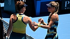 Linda Nosková gratuluje Dajan Jastremské k postupu do semifinále Australian...