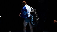 Smutná Linda Nosková odchází z kurtu Areny Roda Lavera po tvrtfinále...