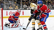 Úto�ník Boston Bruins David Pastr�ák p�ekonává branká�e Montreal Canadiens Sama...