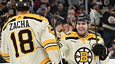 Paráci z Boston Bruins Pavel Zacha a Jake DeBrusk slaví gól proti Montreal...