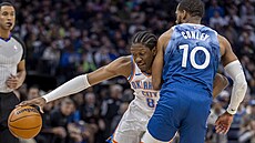 Jalen Williams z Oklahoma City Thunder se petlauje s Mikem Conleym z...