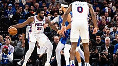 Joel Embiid z Philadelphia 76ers (vlevo) b�hem zápasu s Orlando Magic.