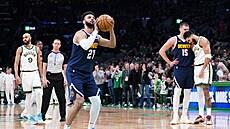 Jamal Murray z Denver Nuggets bhem trestného hodu v utkání s Boston Celtics.