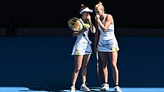 Kateina Siniaková a Storm Hunterová se radí bhem tvrtfinále tyhry na...