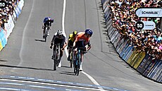 Skotský cyklista Stephen Williams porá�í v záv�re�né etap� Tour Down Under...