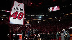 Prezident Miami Heat Pat Riley hovoí bhem ceremoniálu k vyvení dresu...