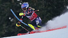 Americká ly�a�ka Mikaela Shiffrinová jede v první kole slalomu Sv�tového poháru...