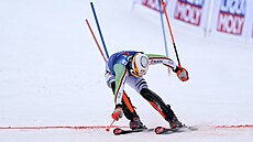 Nmecký lya Linus Strasser dojídí do cíle slalomu Svtového poháru v...