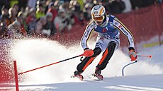 Nmecký lya Linus Strasser jede slalom Svtového poháru v Kitzbühelu.