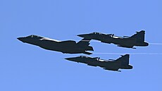 Dvojice stíhacích letoun JAS-39 Gripen, kterých má armáda ve výzbroji trnáct...
