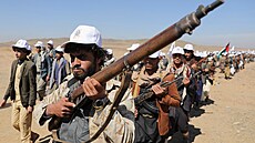 Bojovníci z ad Húsí se nedaleko msta Saná shromádili na podporu Palestinc...