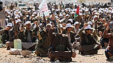 Bojovníci z ad Húsí se nedaleko msta Saná shromádili na podporu Palestinc...