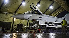 Letoun Typhoon Královského letectva na základn na Kypru je pipraven ke...