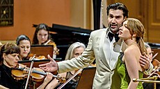 Tenorista Jonathan Tetelman a sopranistka Sylvia DEramo na koncert v Rudolfinu