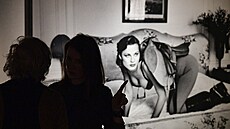 Jeho fotografie provokovaly nahotou, feti�istickými tóny a koketérií se...