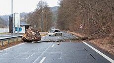 Kámen o velikosti osobního automobilu na silnici mezi Henskem a státní...