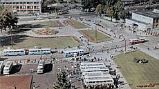 Pohled na barevné trolejbusy v centru Zlína u poloviny 60. let