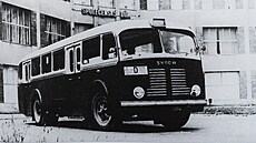 Autobus koda 706 RO vyfotografovaný v roce 1956 ped Spoleenským domem...