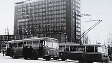 Dva výcarské trolejbusy vyfocené ve druhé polovin 40. let na námstí Práce...