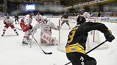 Tomá� Urban manévruje za brankou Branislava Konráda.