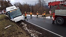 Autobus havaroval mezi Supíkovicemi a Písenou na jesenicku. Hasii vyprostili...