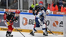 Brn�nský úto�ník Jakub Flek (9) se sna�í prosadit p�es hradecké soupe�e Alexe...