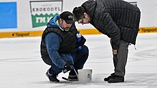 Technici se snaí zacelit díru v ledu, kvli které byla v Brn vyhláena...