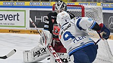 Brn�nský úto�ník Jakub Flek (9) z úhlu v prodlou�ení p�ekonává hradeckého...