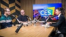 Hosté poadu Rozstel Václav Nývlt, reportér Technetu (vpravo) a Ondej...