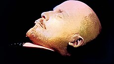 Nabalzamovaný Lenin je dodnes vystaven na Rudém námstí v Moskv.