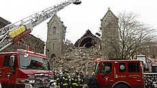 Záchranái zasahují u bývalého kostela First Congregational Church poté, co se...