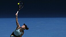 eská tenistka Linda Nosková podává v osmifinále Australian Open.
