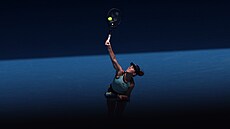 Linda Nosková podává v osmifinále Australian Open.