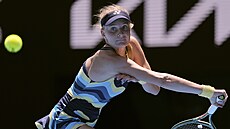 Dajana Jastremská hraje bekhend ve tvrtém kole Australian Open.