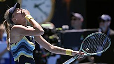 Dajana Jastremská se raduje z výhry nad Viktorií Azarenkovou v osmifinále...