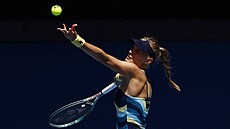 Dajana Jastremská podává v osmifinále Australian Open.