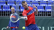 Adam Pavlásek hraje forhend na tréninku ped kvalifikací Davis Cupu s Izraelem,...