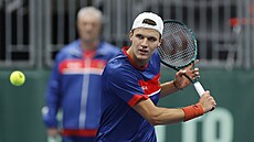 Jakub Meník hraje bekhend na tréninku ped kvalifikací Davis Cupu s Izraelem,...