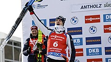 Vetle Cristiansen slaví vít�zství v závod� s hromadným startem, za ním je se...