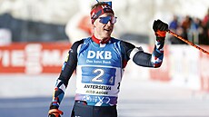 Johannes Bö dováí norskou smíenou tafetu do cíle na prvním míst