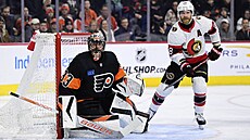 Branká Philadelphie Samuel Ersson a Claude Giroux z Ottawy sledují puk