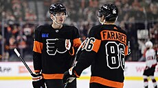 Egor Zamula (vlevo) a Joel Farabee slaví gól Philadelphie v utkání s Ottawou