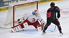 Spar�anský úto�ník Petr Ton p�ekonává Marka Mazance.