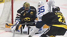 Miroslav Indrák se probíjí p�ed litvínovskou branku.