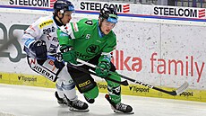 Mladoboleslavský obránce Ale� �ech vyvá�í puk zpoza branky, za ním Peter...