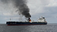 Kou� stoupá z tankeru Marlin Luanda poté, co plavidlo zasáhla húsíjská...