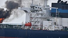 Kou� stoupá z tankeru Marlin Luanda poté, co plavidlo zasáhla húsíjská...