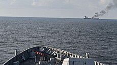 Torpédoborec indického námonictva INS Visakhapatnam reaguje na kou stoupající...