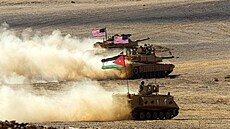 Amerití vojáci a jordántí vojáci na mnohonárodnostním vojenském cviení v...