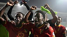 Guinejtí fotbalisté Facinet Conte a Ibrahima Diakité slaví vítzství nad...